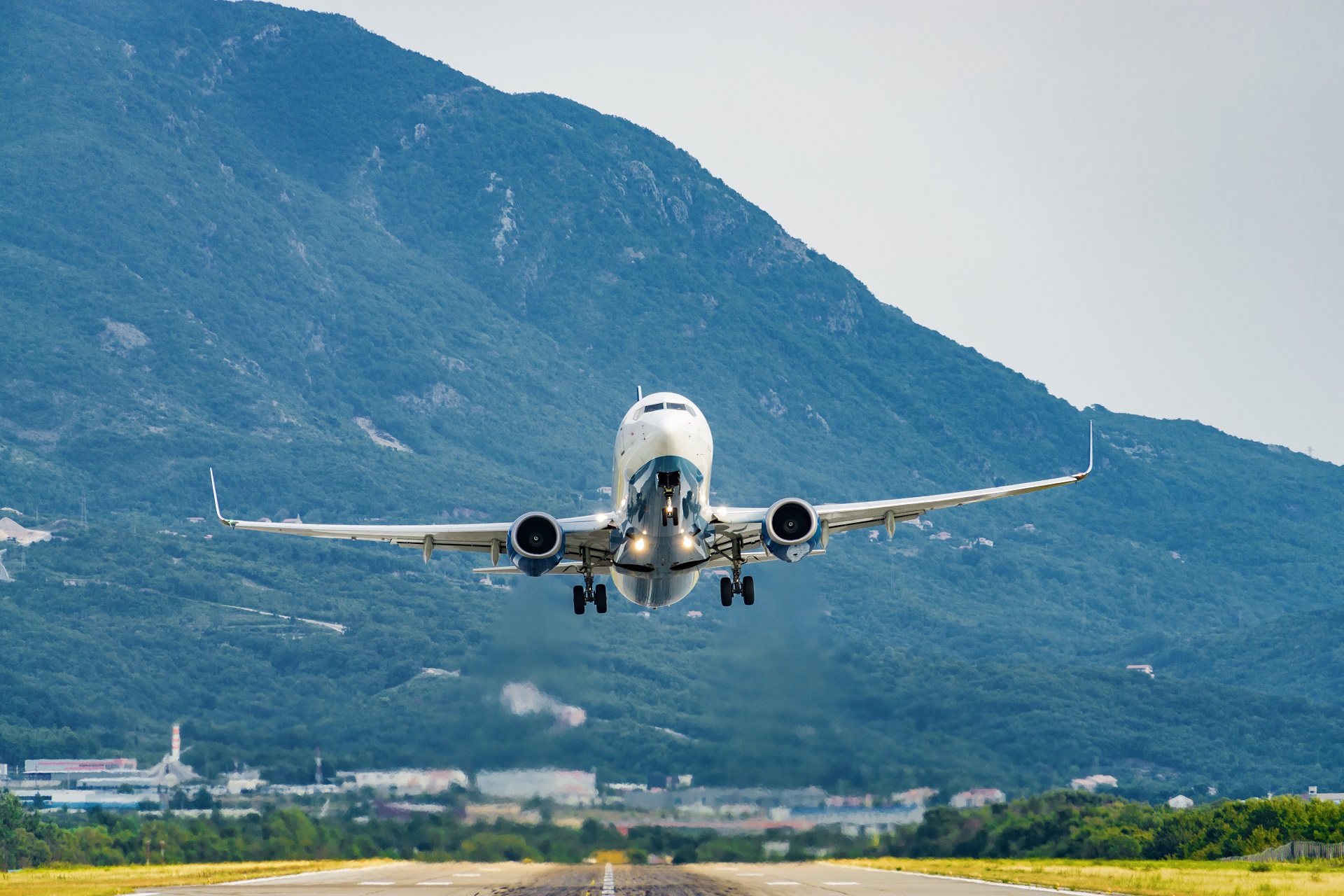 B737NG taking off.