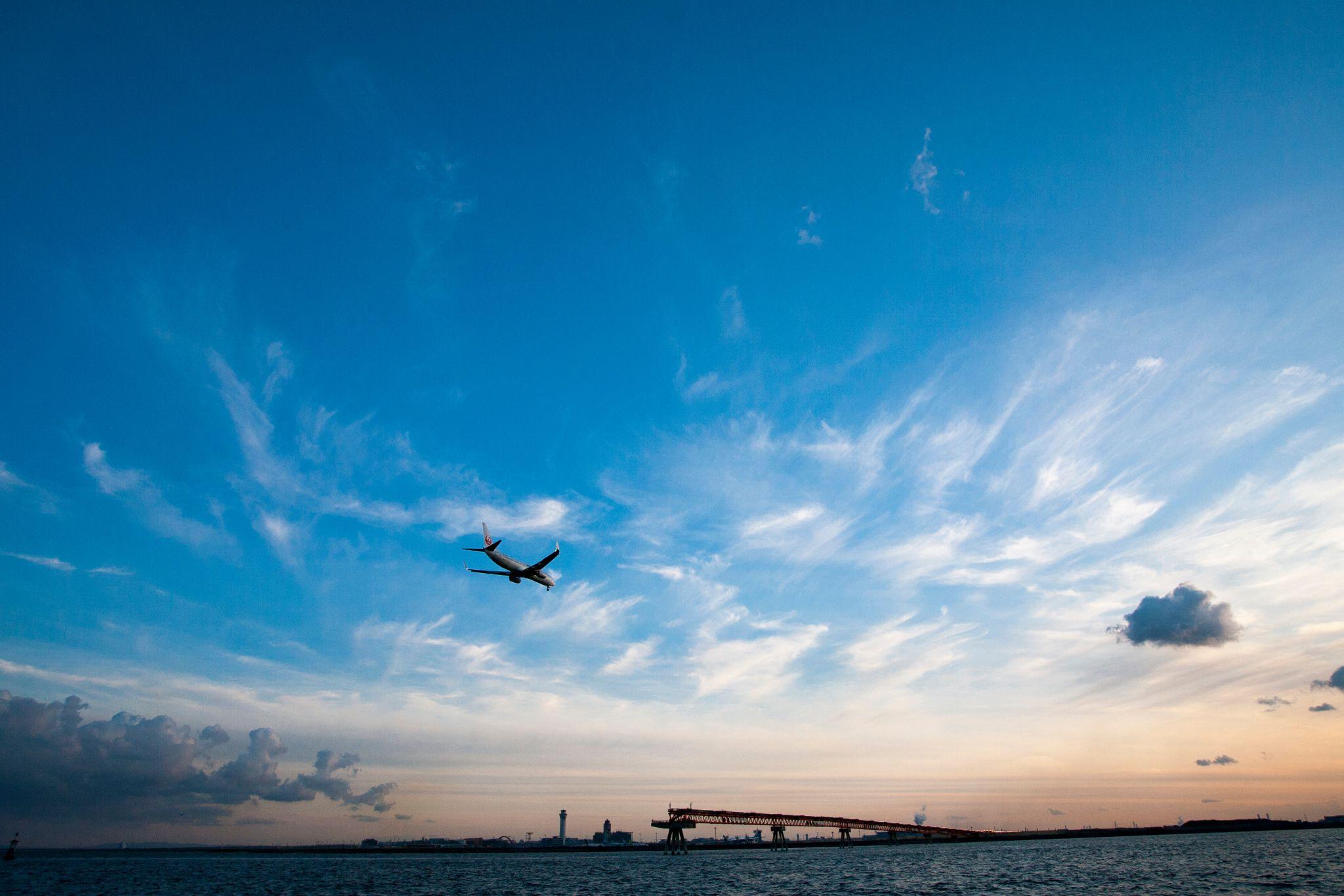 B737-300 flying into the sunset.